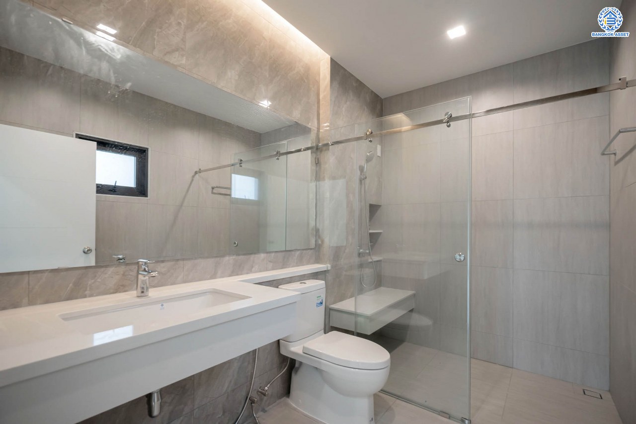 บ้านมือสองตกแต่งใหม่ โครงการ กฤษดานคร20 ปิ่นเกล้า-บรมราชชนนี บ้านหลังมุม ติดทะเลสาบ บนเนื้อที่กว้างมากถึง 238 ตร.ว. ตกแต่งด้วยวัสดุเกรดพรีเมี่ยม ฟังก์ชัน 5 ห้องนอน 6 ห้องน้ำ 1 ห้องอเนกประสงค์ 4 ที่จอดรถ พร้อมทั้งเปลี่ยนระบบไฟฟ้า สุขาภิบาล ทำเลศักยภาพ ติดถนนบรมราชชนนี ใกล้มหาวิทยาลัยมหิดล และเพียง 10 นาทีถึงเซ็นทรัล ปิ่นเกล้า